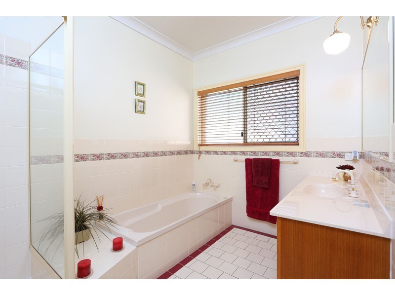 3 Preston Place, Brookfield QLD 4069