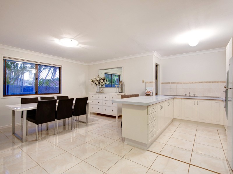 11 Webber Pl, Wynnum West QLD 4178