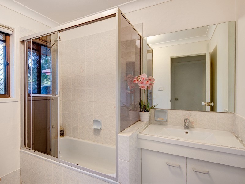 11 Webber Pl, Wynnum West QLD 4178