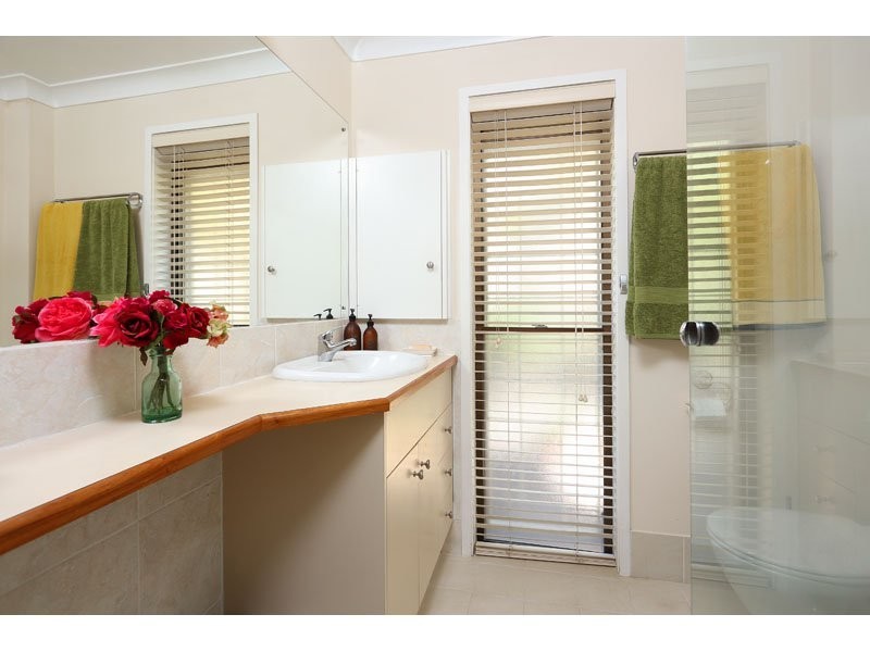 1 Gleneagle Street, Kenmore QLD 4069