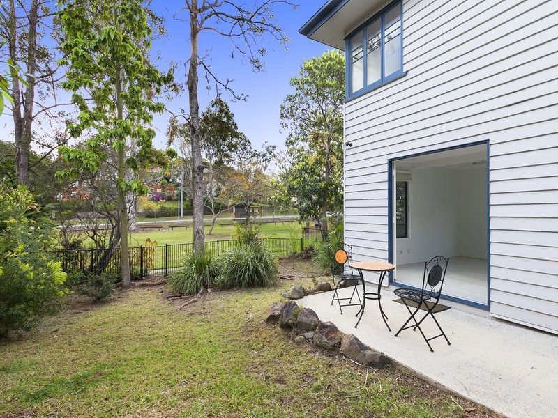 11 Camira Street, St Lucia QLD 4067