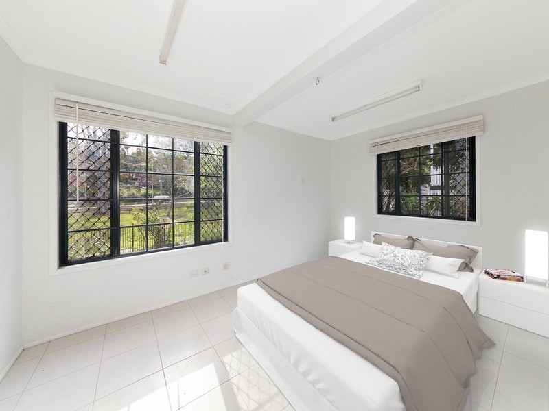 11 Camira Street, St Lucia QLD 4067