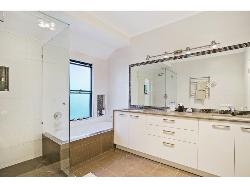 135 Pullenvale Road, Pullenvale QLD 4069