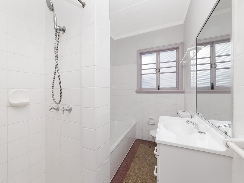 11 Camira Street, St Lucia QLD 4067