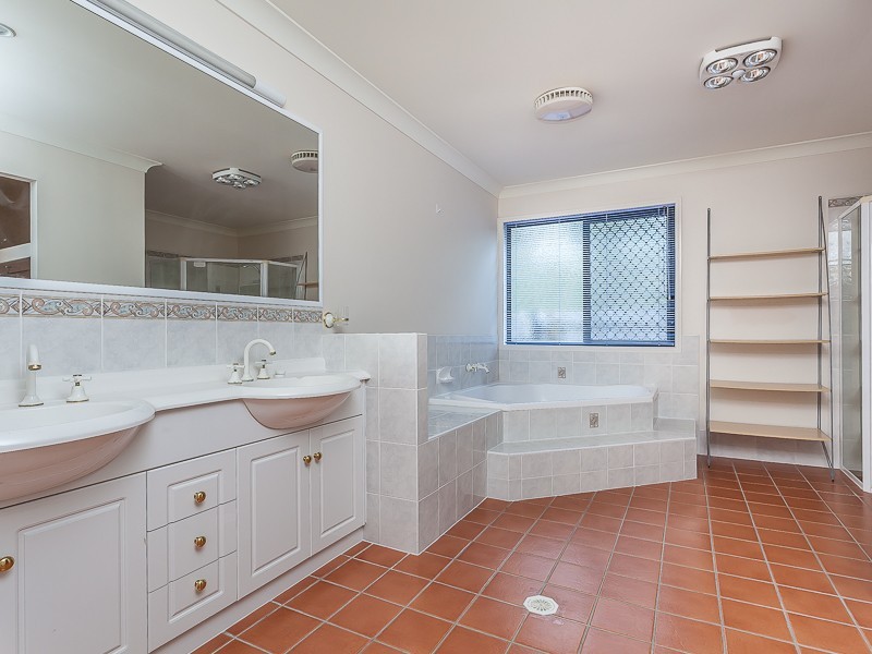 32 Greenford Street, Chapel Hill QLD 4069