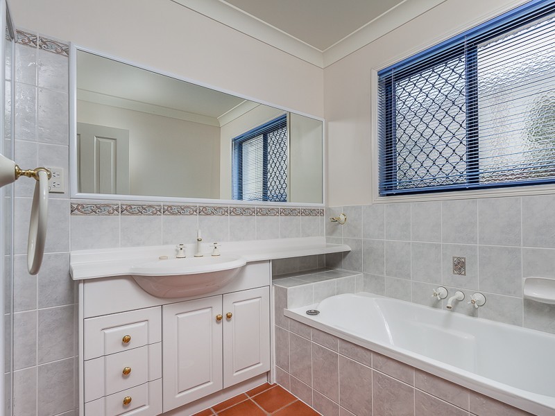 32 Greenford Street, Chapel Hill QLD 4069