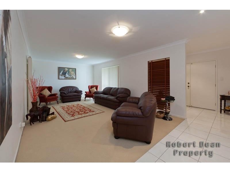 25 Lakeside Circuit, Sinnamon Park QLD 4073