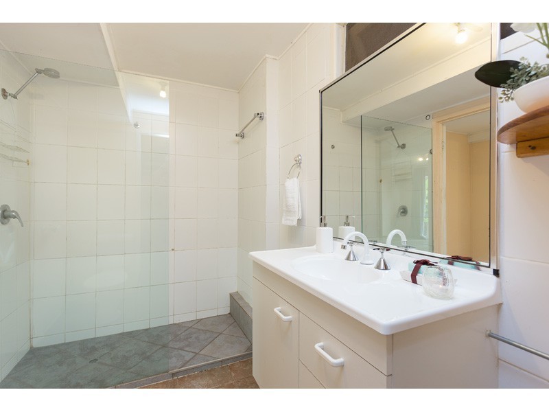 207 Chapel Hill Road, Chapel Hill QLD 4069