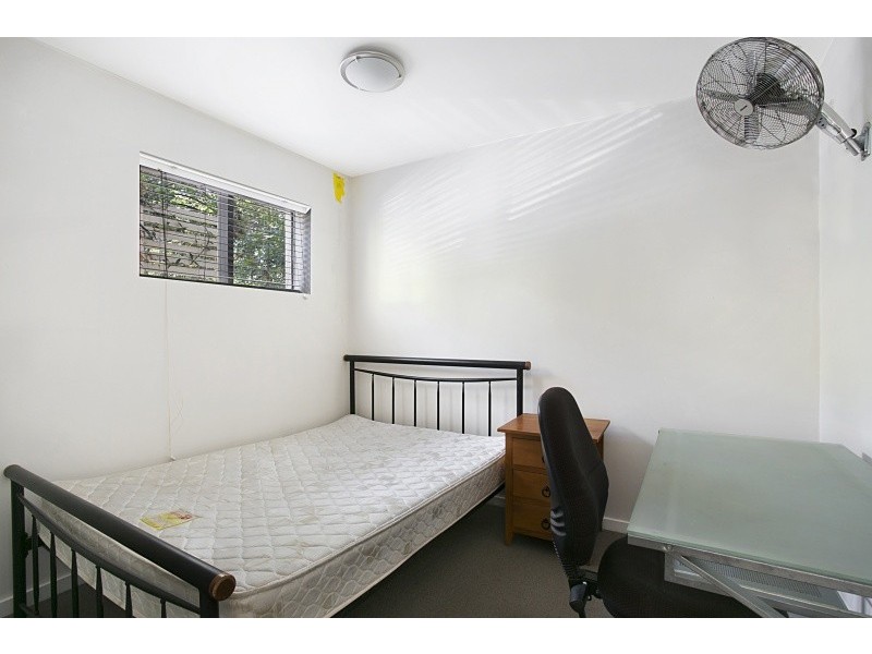 2/74 Sir Fred Schonell Drive, St Lucia QLD 4067