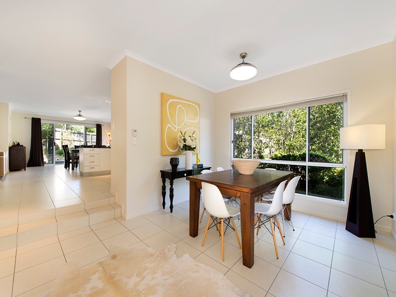 8 Sands Place, Chapel Hill QLD 4069