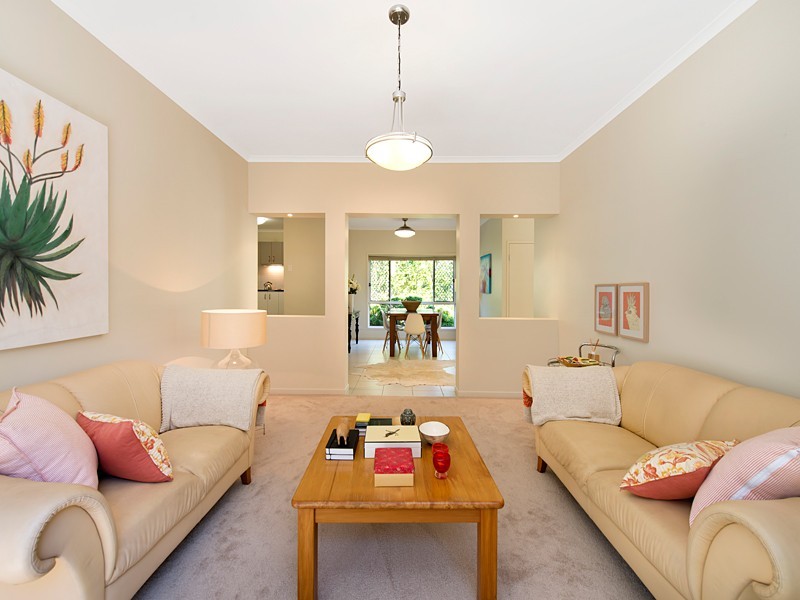 8 Sands Place, Chapel Hill QLD 4069