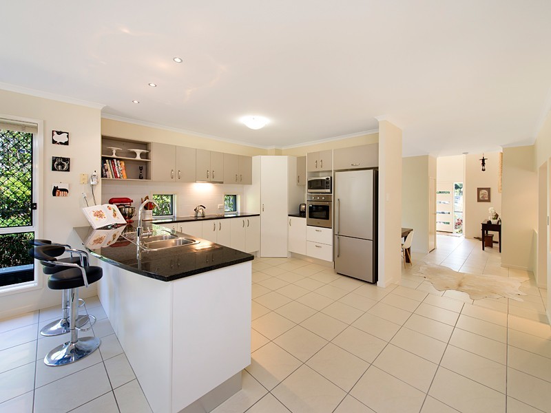 8 Sands Place, Chapel Hill QLD 4069