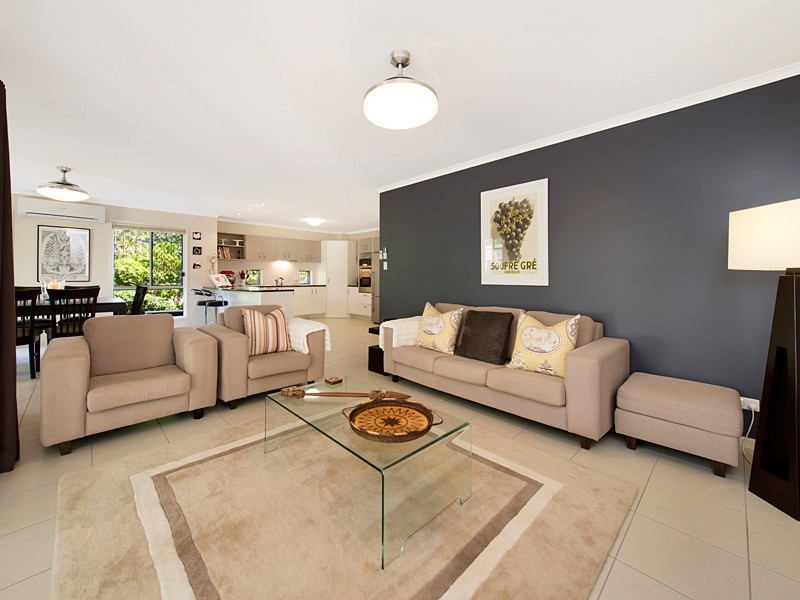 8 Sands Place, Chapel Hill QLD 4069