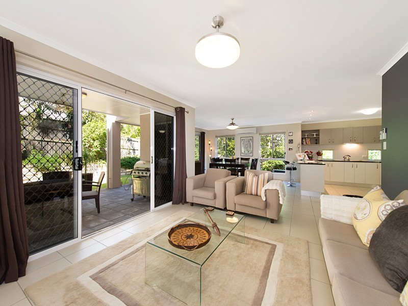 8 Sands Place, Chapel Hill QLD 4069