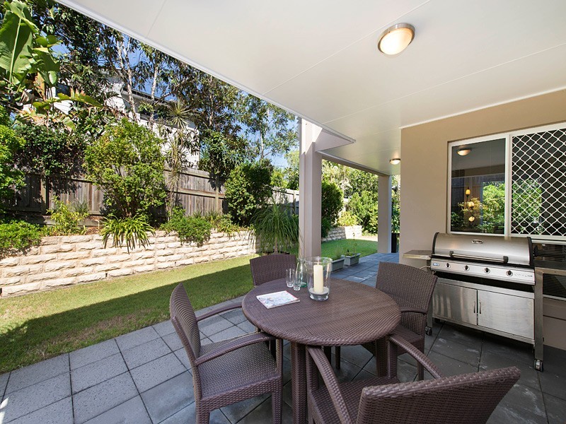 8 Sands Place, Chapel Hill QLD 4069