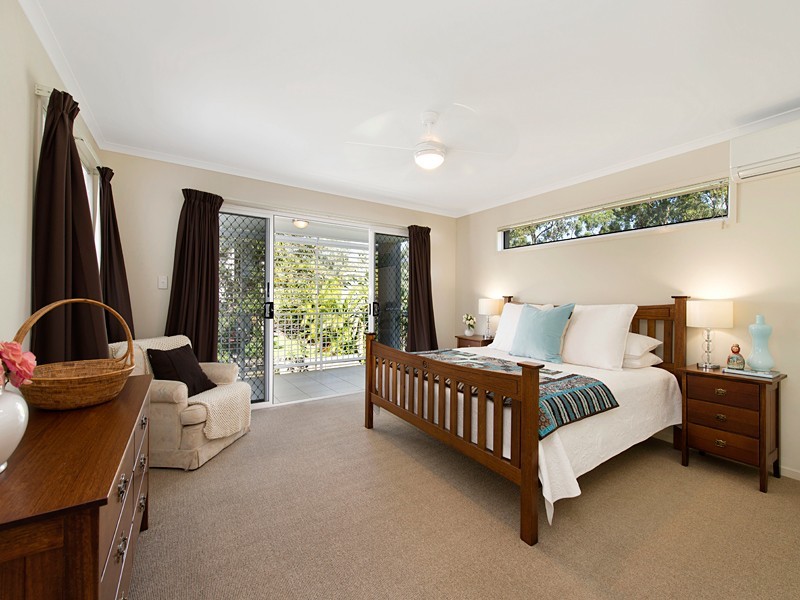 8 Sands Place, Chapel Hill QLD 4069