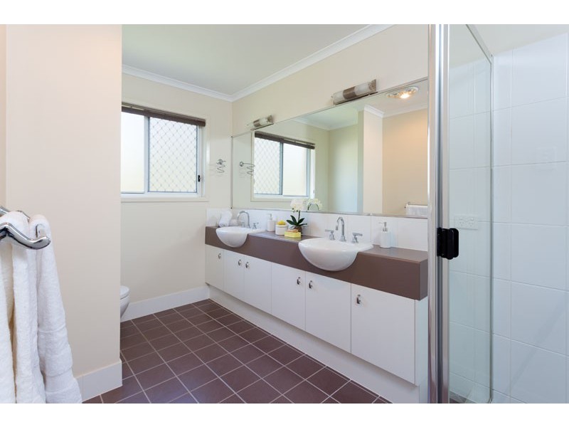 8 Sands Place, Chapel Hill QLD 4069