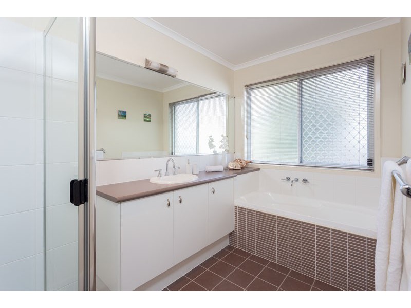 8 Sands Place, Chapel Hill QLD 4069