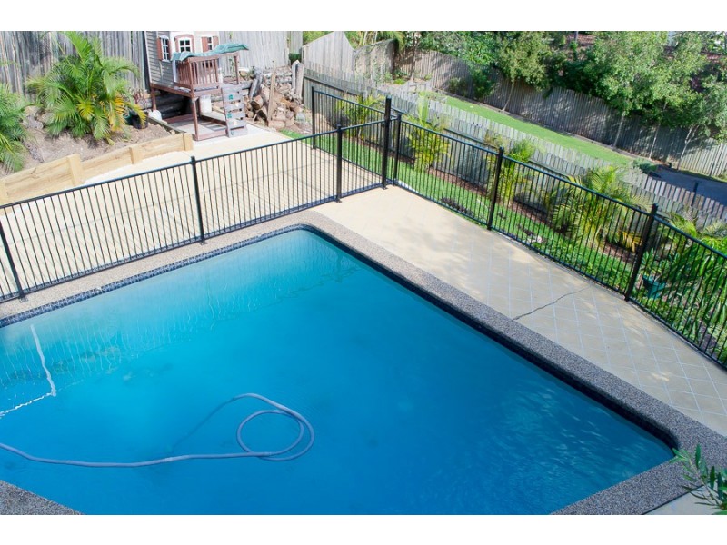 6 Robyn Street, Chapel Hill QLD 4069