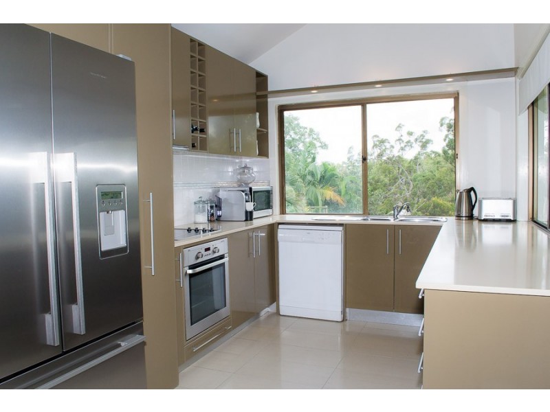 6 Robyn Street, Chapel Hill QLD 4069