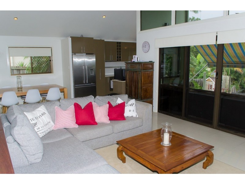 6 Robyn Street, Chapel Hill QLD 4069