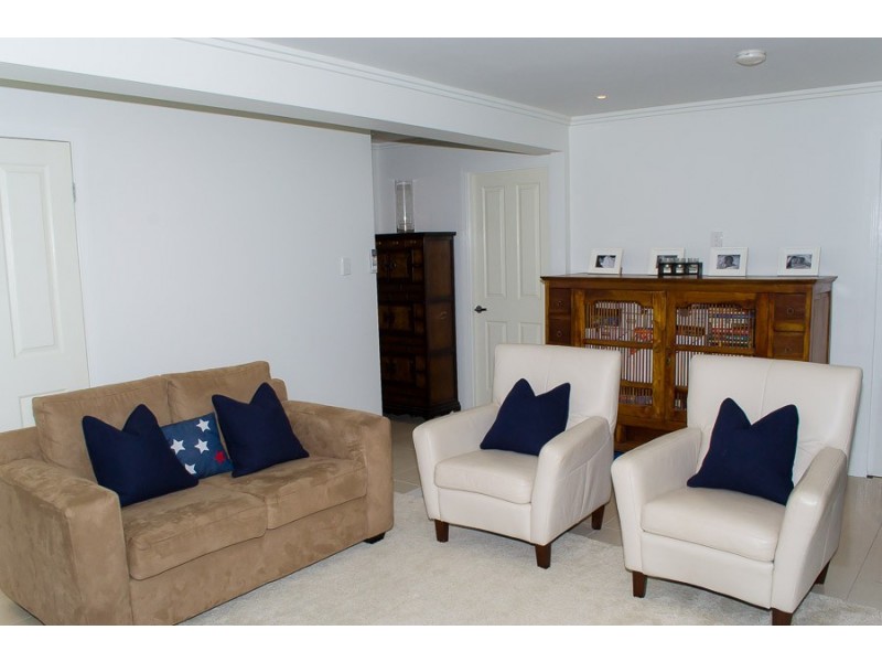 6 Robyn Street, Chapel Hill QLD 4069