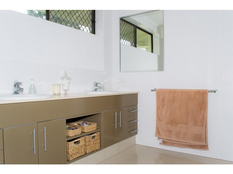 6 Robyn Street, Chapel Hill QLD 4069