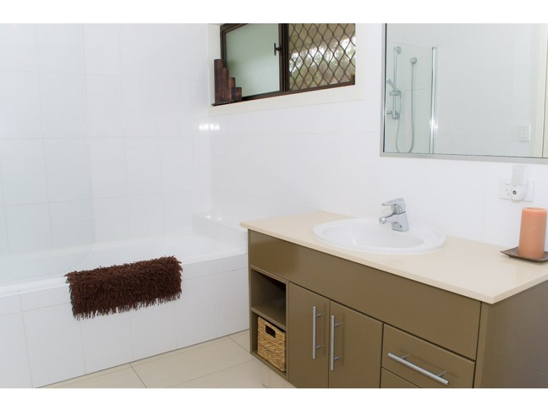 6 Robyn Street, Chapel Hill QLD 4069