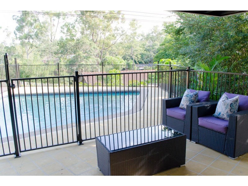 6 Robyn Street, Chapel Hill QLD 4069