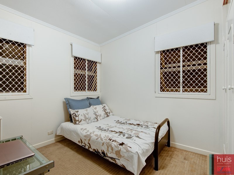 6 Tara St, Stafford Heights QLD 4053