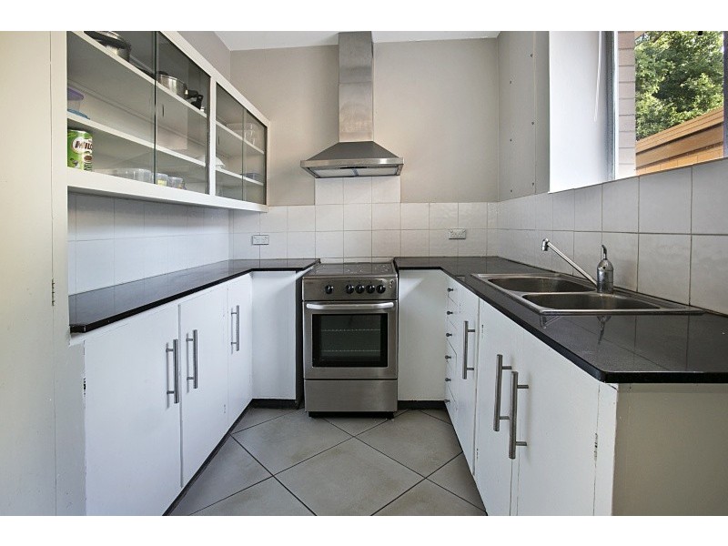 2/225 Carmody Road, St Lucia QLD 4067