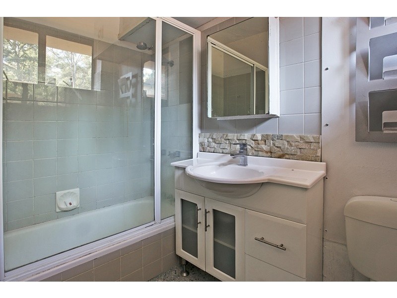 2/225 Carmody Road, St Lucia QLD 4067