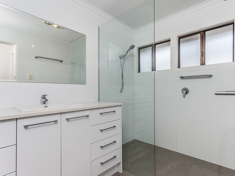 10 Kingaroy Street, Stafford Heights QLD 4053