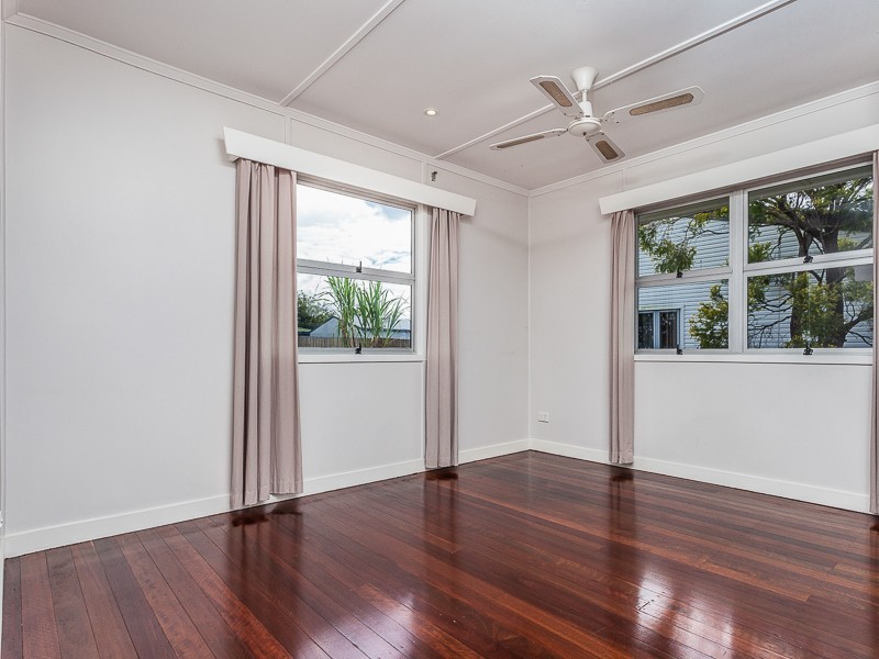 10 Kingaroy Street, Stafford Heights QLD 4053