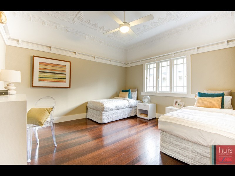 28 Pryde St, Camp Hill QLD 4152