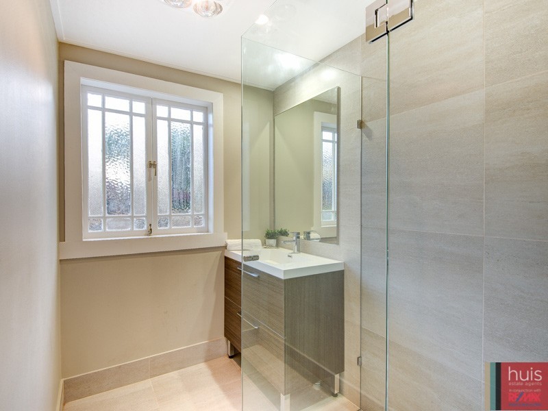 28 Pryde St, Camp Hill QLD 4152