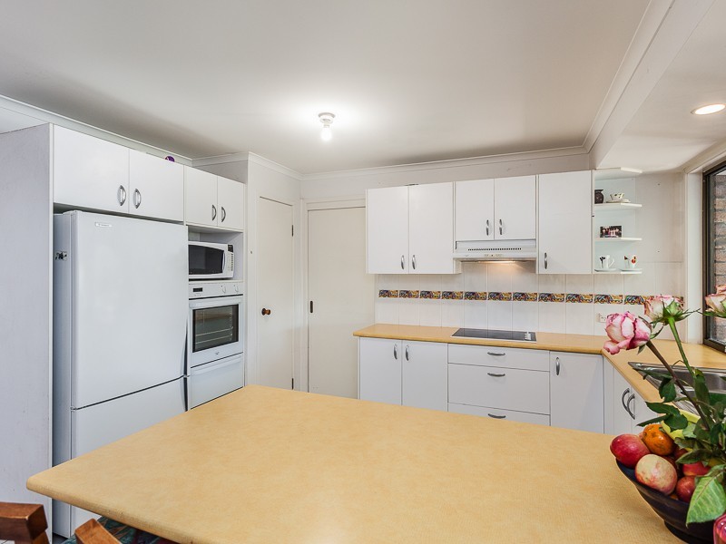 8 Buscall Court, Sinnamon Park QLD 4073