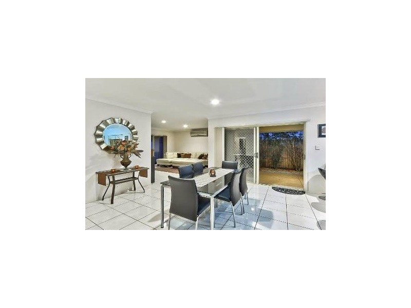 25 Lakeside Crt, Sinnamon Park QLD 4073