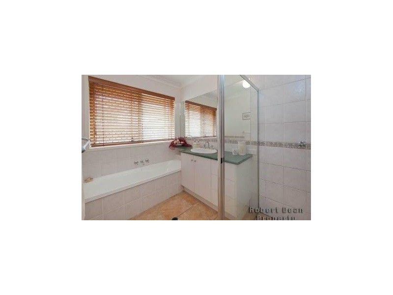 25 Lakeside Crt, Sinnamon Park QLD 4073