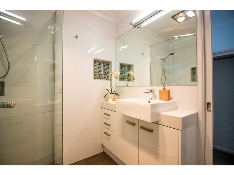 15 Steptoe Street, Chapel Hill QLD 4069