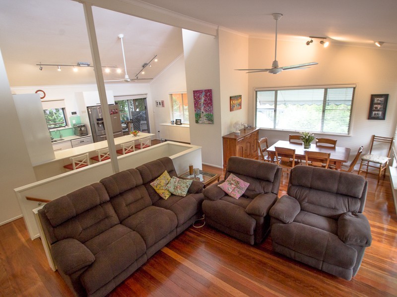 1 Chantilly Street, Chapel Hill QLD 4069