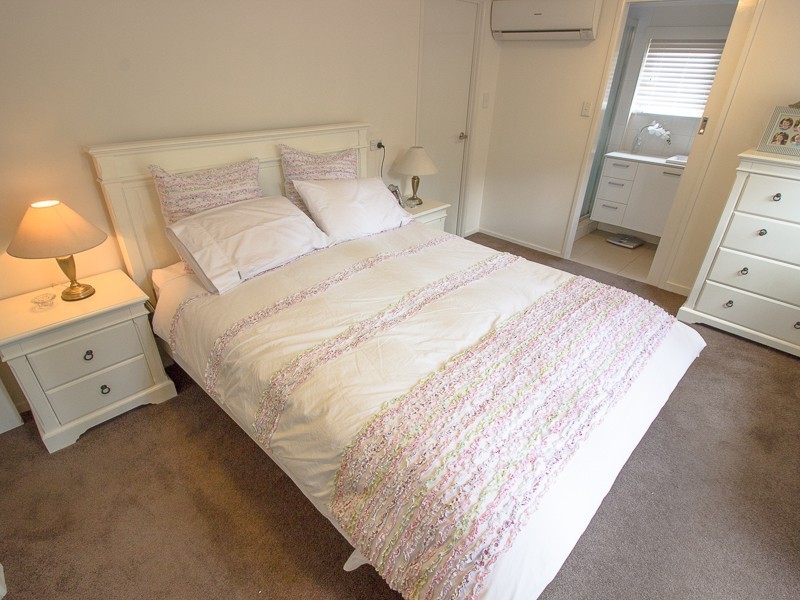 1 Chantilly Street, Chapel Hill QLD 4069