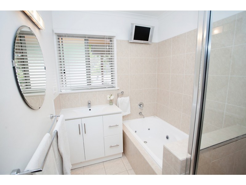 1 Chantilly Street, Chapel Hill QLD 4069