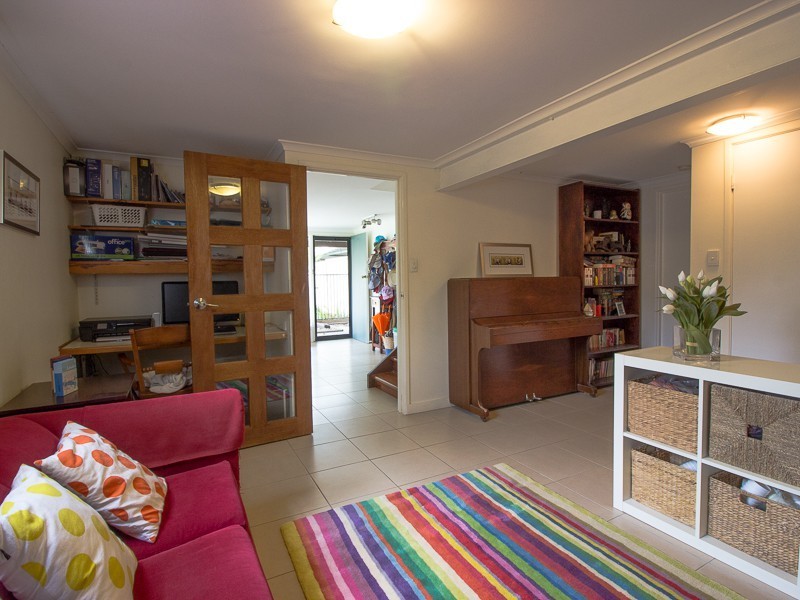 1 Chantilly Street, Chapel Hill QLD 4069