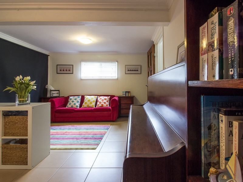 1 Chantilly Street, Chapel Hill QLD 4069