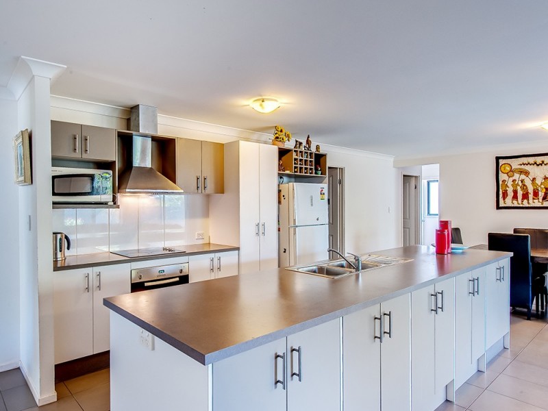 16 Highland Place, Forest Lake QLD 4078