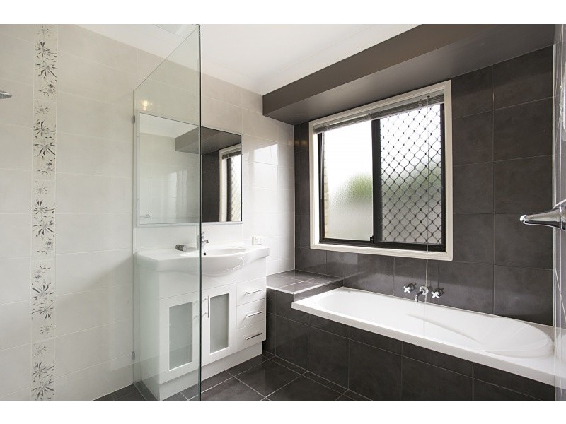 15 Sandalwood Street, Sinnamon Park QLD 4073