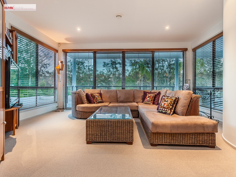 19 Samuel Place, Sinnamon Park QLD 4073