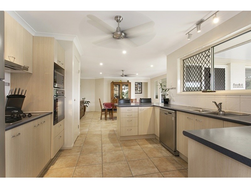15 Ayside Close, Sinnamon Park QLD 4073