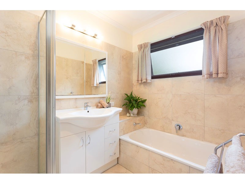 10 Dusk St, Kenmore QLD 4069